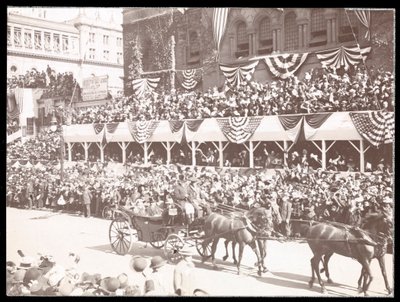 Ansicht der Menge und einer Pferdekutsche in der Dewey Parade auf der Fifth Avenue, New York, 1899 von Byron Company